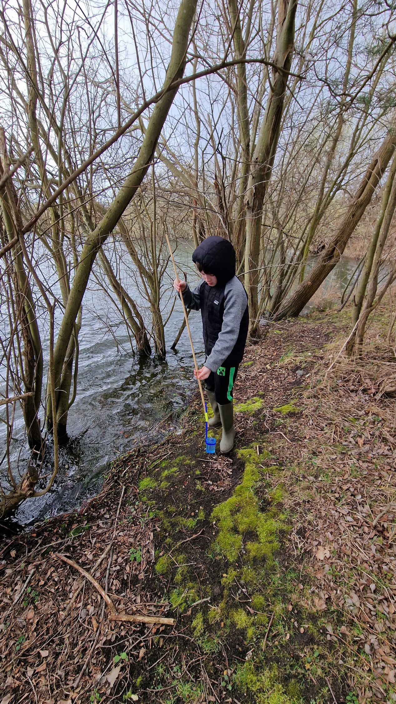 Students doing fresh water testing testing